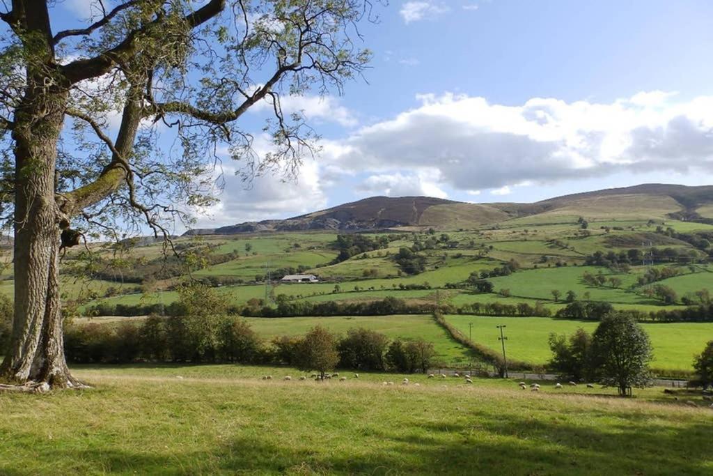 Plas Yn Yale With Mountain Views From All Windows Wrexham Exteriör bild
